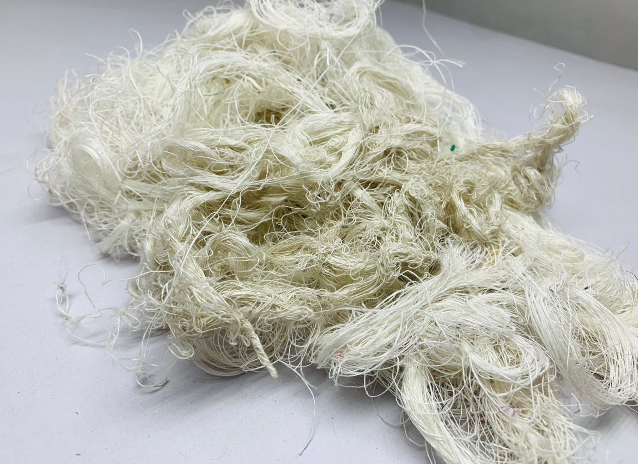 Recycled Linen Yarn Waste are the leftover or excessive warp/ weft thread on handlooms/ powerloom, to be specific the byproduct linen from industrial Linen weaving unit in India. There’s no dye lot on recycled Linen Fiber. These recycled fiber waste are the remnants of traditionally crafted Indian Linen yarn and are extensively used in making hats, mittens & hand scarves. Each lot has distinct colors, as its a mixed lot of white, natural white, off White or undy